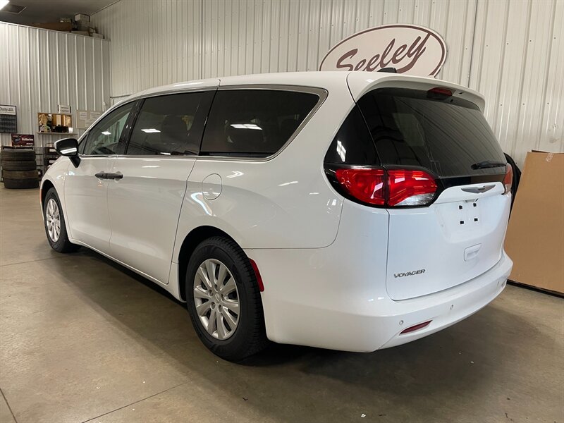 2021 Chrysler Voyager L - Photo 3 - Saint Louis, MI 48880-9800