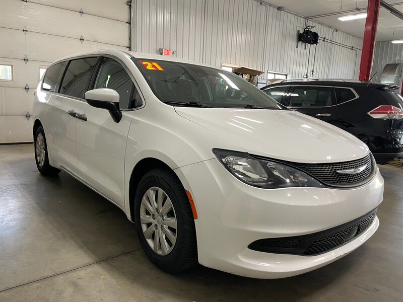 2021 Chrysler Voyager L - Photo 4 - Saint Louis, MI 48880-9800