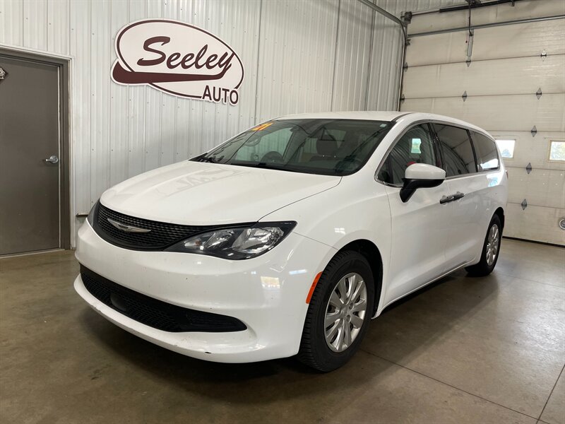 2021 Chrysler Voyager L   - Photo 1 - Saint Louis, MI 48880-9800