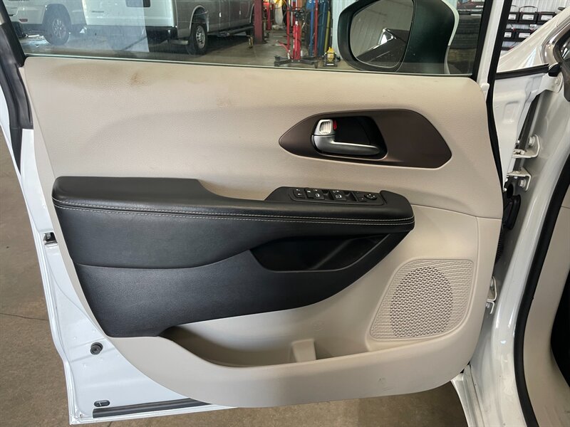 2021 Chrysler Voyager L - Photo 21 - Saint Louis, MI 48880-9800