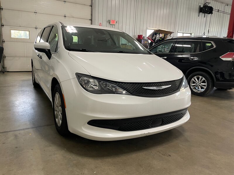 2021 Chrysler Voyager L - Photo 5 - Saint Louis, MI 48880-9800