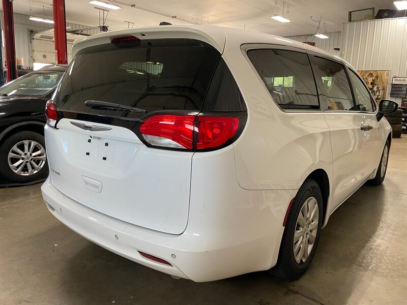 2021 Chrysler Voyager L - Photo 6 - Saint Louis, MI 48880-9800