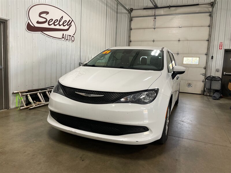 2021 Chrysler Voyager L - Photo 2 - Saint Louis, MI 48880-9800
