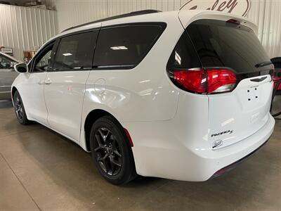 2018 Chrysler Pacifica Touring L Plus   - Photo 3 - Saint Louis, MI 48880-9800