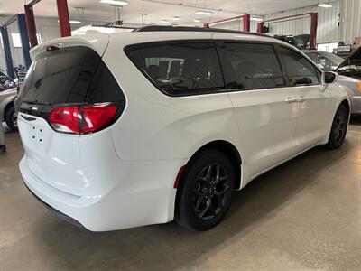2018 Chrysler Pacifica Touring L Plus   - Photo 6 - Saint Louis, MI 48880-9800