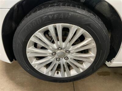 2012 Chrysler 300 Limited   - Photo 23 - Saint Louis, MI 48880-9800