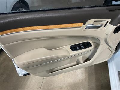 2012 Chrysler 300 Limited   - Photo 22 - Saint Louis, MI 48880-9800