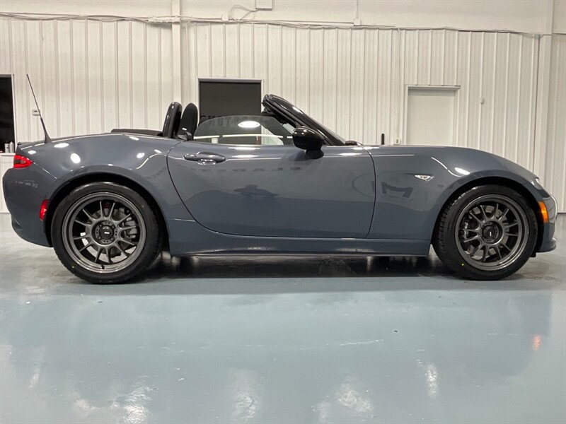 2021 Mazda MX-5 Miata Club Convertible / 6-SPEED MANUAL / 14,000 MILES  / Backup Camera - Photo 10 - Gladstone, OR 97027