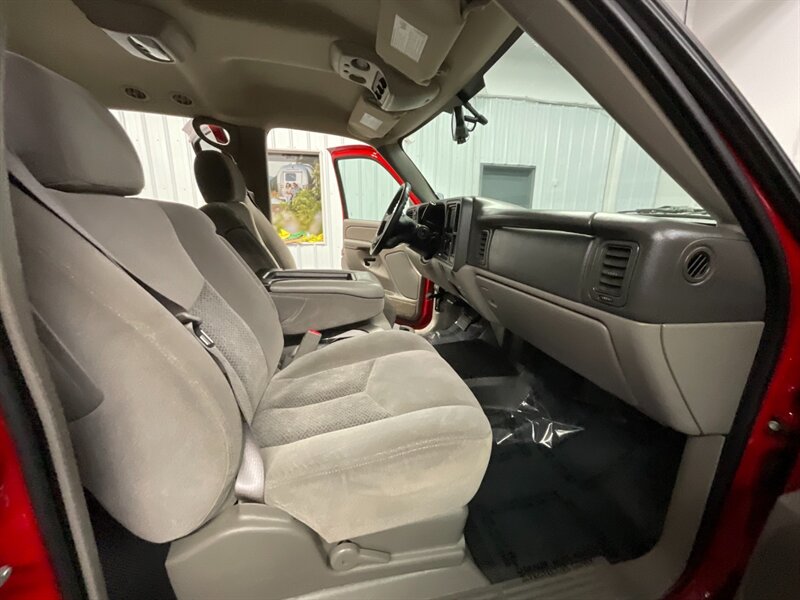 2005 Chevrolet Suburban 2500 LS 4X4 / 8.1L V8 / 3RD ROW / 89,000 MILES  LOCAL OREGON SUV / SUPER CLEAN / BACKUP CAMERA / 3/4 TON / ONLY 89,000 MILES - Photo 18 - Gladstone, OR 97027