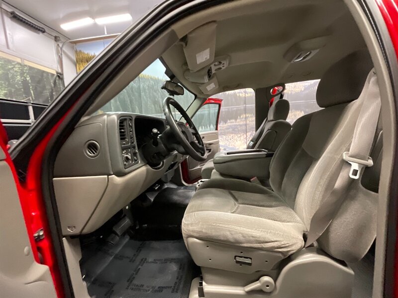 2005 Chevrolet Suburban 2500 LS 4X4 / 8.1L V8 / 3RD ROW / 89,000 MILES  LOCAL OREGON SUV / SUPER CLEAN / BACKUP CAMERA / 3/4 TON / ONLY 89,000 MILES - Photo 13 - Gladstone, OR 97027