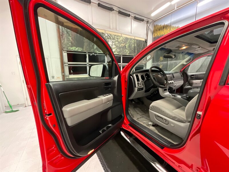 2007 Toyota Tundra SR5 TRD OFF ROAD / CREW MAX / 4X4 / SUNROOF  /LOCAL TRUCK / RUST FREE / 5.7L V8 / SHARP & CLEAN !! - Photo 30 - Gladstone, OR 97027