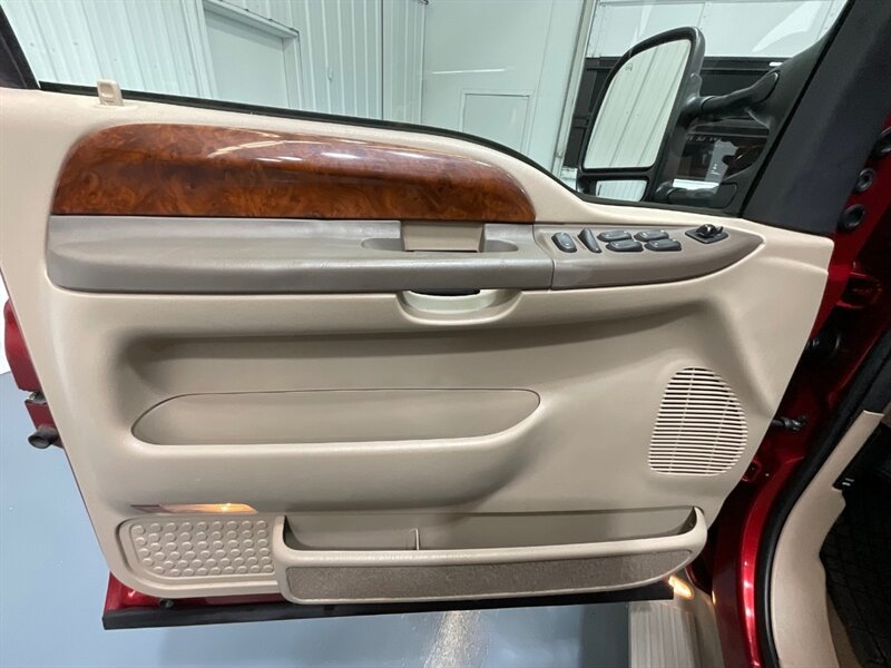 2001 Ford Excursion Limited 4X4 / 7.3L DIESEL / ZERO RUST / NEW TIRES  / 3RD ROW SEAT / NO MODIFICATION / 159K MILES - Photo 32 - Gladstone, OR 97027