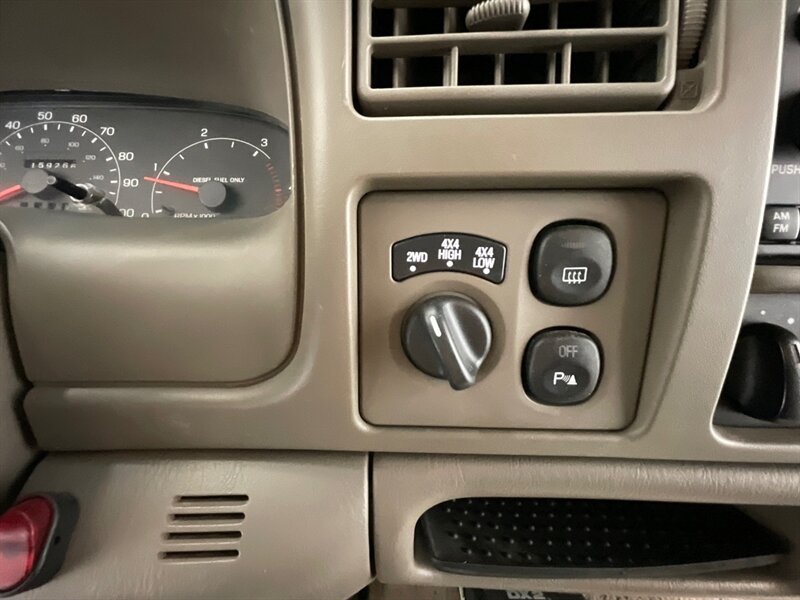 2001 Ford Excursion Limited 4X4 / 7.3L DIESEL / ZERO RUST / NEW TIRES  / 3RD ROW SEAT / NO MODIFICATION / 159K MILES - Photo 19 - Gladstone, OR 97027