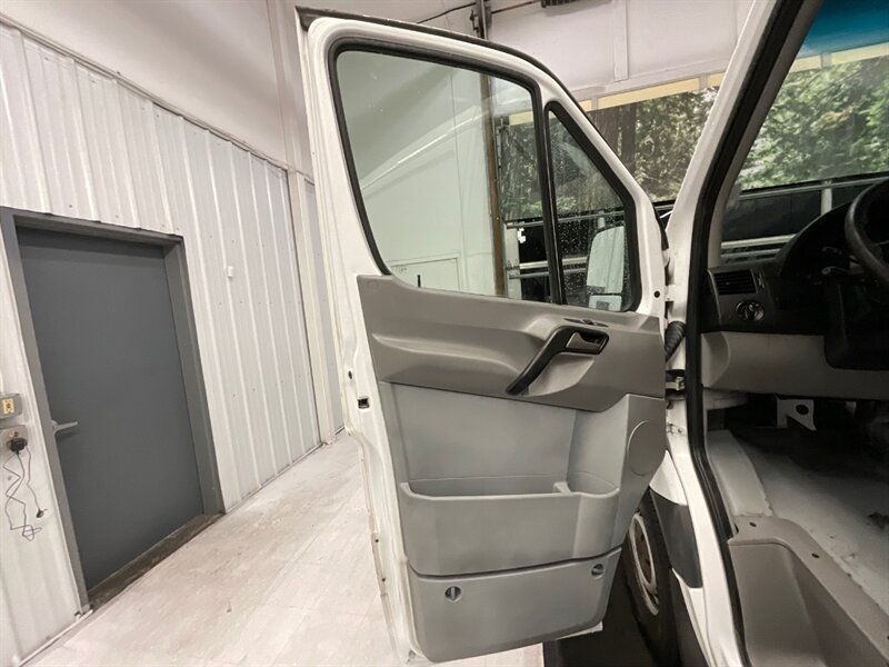 2014 Mercedes-Benz Sprinter 2500 CARGO VAN / 3.0L V6 DIESEL / 1-OWNER  / STANDARD ROOF & 144 " WB / BACKUP CAMERA - Photo 31 - Gladstone, OR 97027