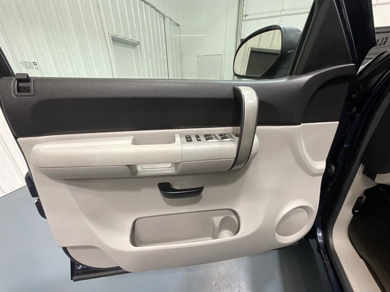 2008 Chevrolet Silverado 1500 LT 4X4 5.3L V8 / Leather Seats / 106K Miles / ZERO RUST / NEW TIRES - Photo 32 - Gladstone, OR 97027