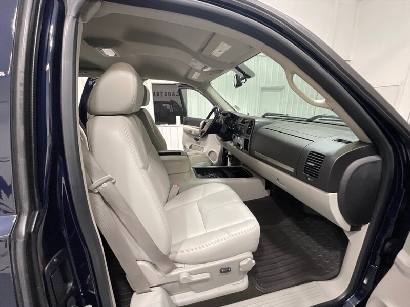 2008 Chevrolet Silverado 1500 LT 4X4 5.3L V8 / Leather Seats / 106K Miles / ZERO RUST / NEW TIRES - Photo 16 - Gladstone, OR 97027