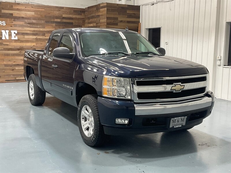 2008 Chevrolet Silverado 1500 LT 4X4 5.3L V8 / Leather Seats / 106K Miles / ZERO RUST / NEW TIRES - Photo 2 - Gladstone, OR 97027