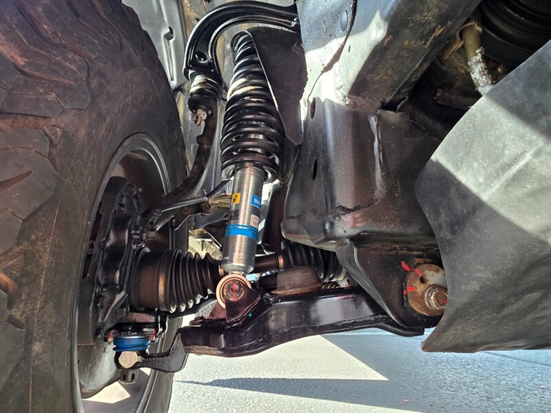 2002 Toyota Tacoma 4X4 V6 5 SPEED MANUAL / TIMING BELT DONE / LIFTED / PRO COMP WHEELS / BF GOODRICH TIRES / EXCELLENT SERVICE HISTORY - Photo 17 - Portland, OR 97217