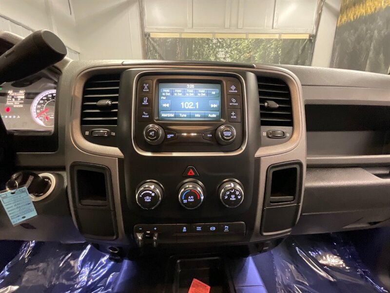 2017 RAM 3500 Tradesman Crew Cab 4X4 / 6.7L DIESEL / DUALLY  1-OWNER / BRAND NEW TIRES / GOOSE NECK / CLEAN - Photo 18 - Gladstone, OR 97027