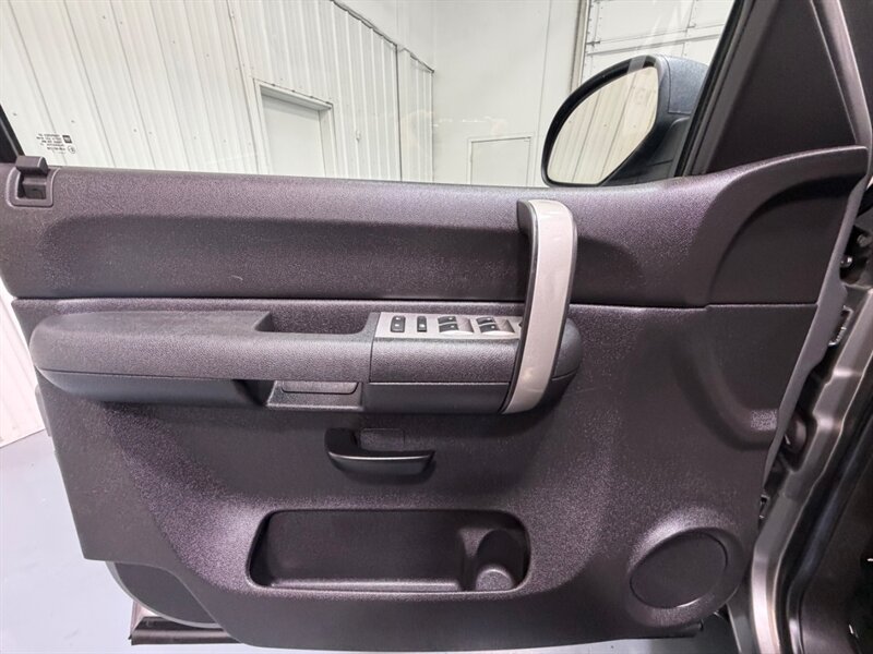 2007 Chevrolet Silverado 1500 LT Z-71 4X4 5.3L V8 Crew Cab / 1-OWNER LOCAL /ZERO RUST /TOWING PKG / LOW MILES - Photo 32 - Gladstone, OR 97027