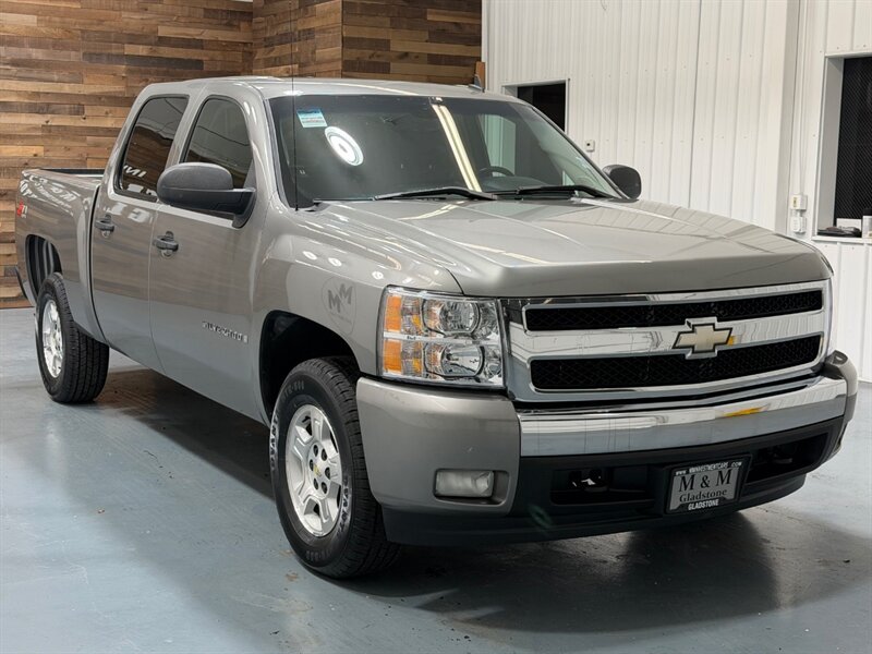 2007 Chevrolet Silverado 1500 LT Z-71 4X4 5.3L V8 Crew Cab / 1-OWNER LOCAL /ZERO RUST /TOWING PKG / LOW MILES - Photo 2 - Gladstone, OR 97027