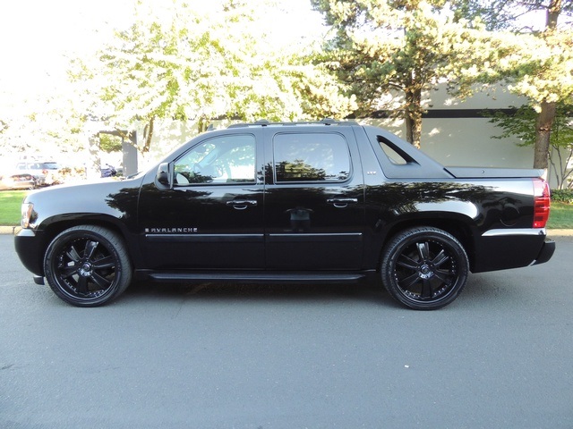 2007 Chevrolet Avalanche LTZ / 4WD / Rear DVD / 24-inch LORENZO Wheels   - Photo 3 - Portland, OR 97217