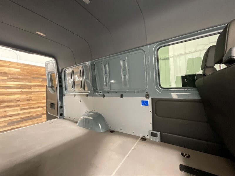 2020 Mercedes-Benz Sprinter 2500 CARGO VAN CREW 4X4 /HIGHROOF 170 " WB/ DIESEL  / 1-OWNER/ Leather Heated Seats - Photo 13 - Gladstone, OR 97027