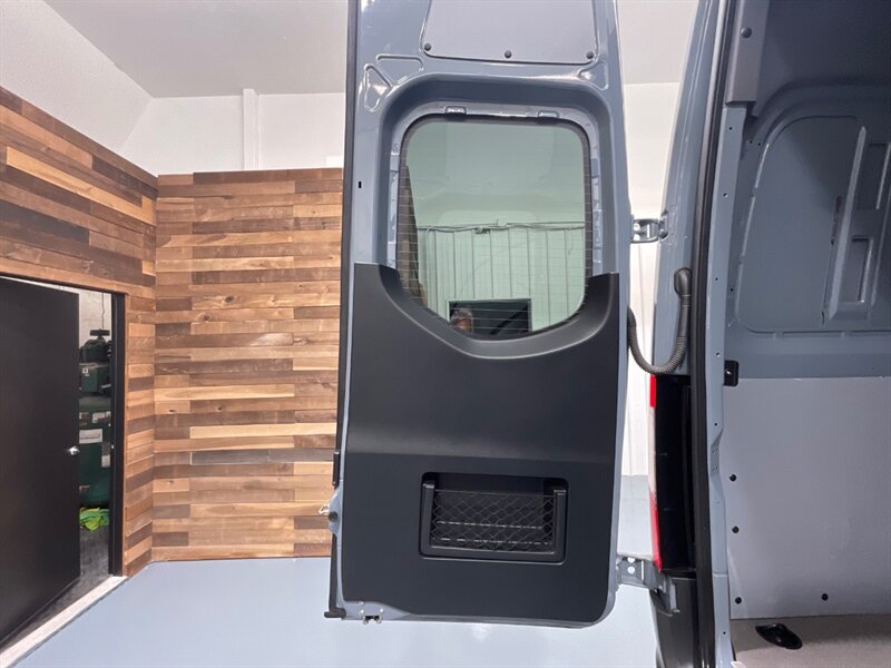 2020 Mercedes-Benz Sprinter 2500 CARGO VAN CREW 4X4 /HIGHROOF 170 " WB/ DIESEL  / 1-OWNER/ Leather Heated Seats - Photo 35 - Gladstone, OR 97027