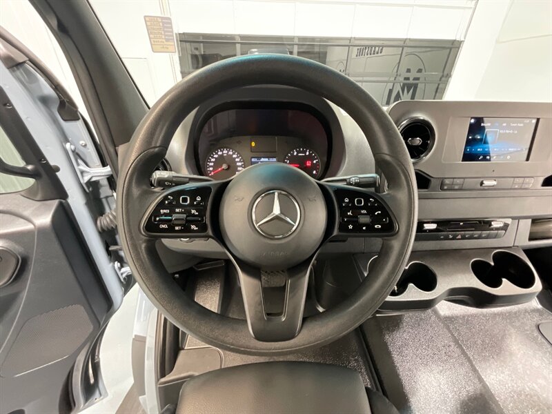 2020 Mercedes-Benz Sprinter 2500 CARGO VAN CREW 4X4 /HIGHROOF 170 " WB/ DIESEL  / 1-OWNER/ Leather Heated Seats - Photo 18 - Gladstone, OR 97027