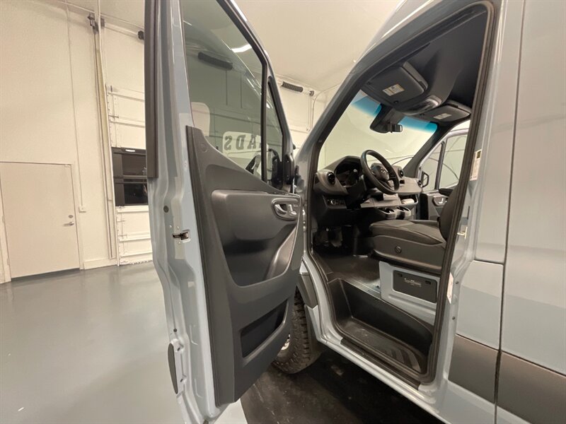 2020 Mercedes-Benz Sprinter 2500 CARGO VAN CREW 4X4 /HIGHROOF 170 " WB/ DIESEL  / 1-OWNER/ Leather Heated Seats - Photo 51 - Gladstone, OR 97027