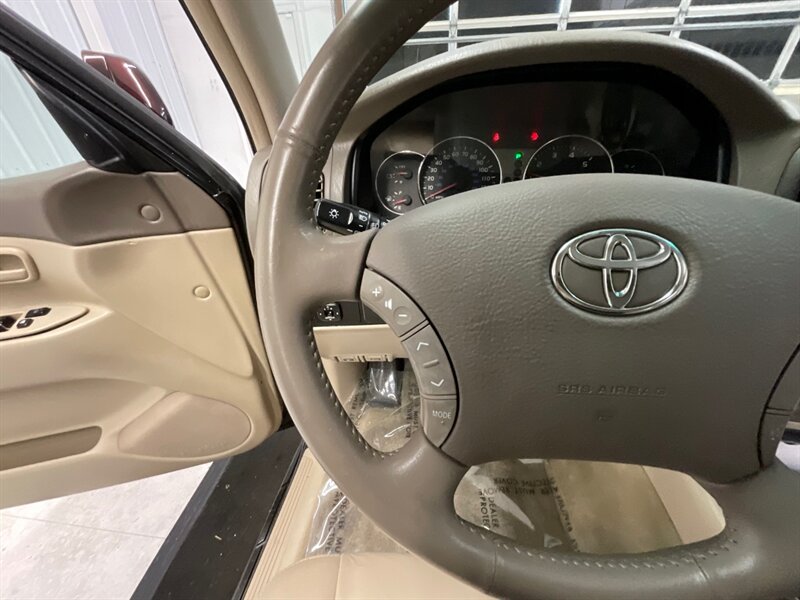 2004 Toyota Land Cruiser Sport Utility 4X4 / 4.7L V8 / 3RD SEAT / Leather  / Sunroof / Heated Seats / Navigation & Backup Camera /TIMING BELT SERVICE DONE / RUST FREE - Photo 46 - Gladstone, OR 97027