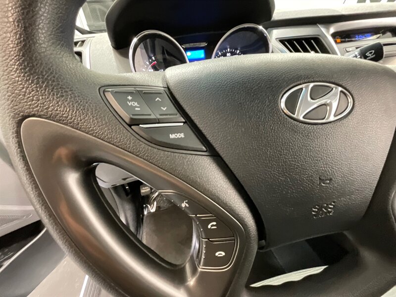 2014 Hyundai SONATA Hybrid   - Photo 43 - Gladstone, OR 97027