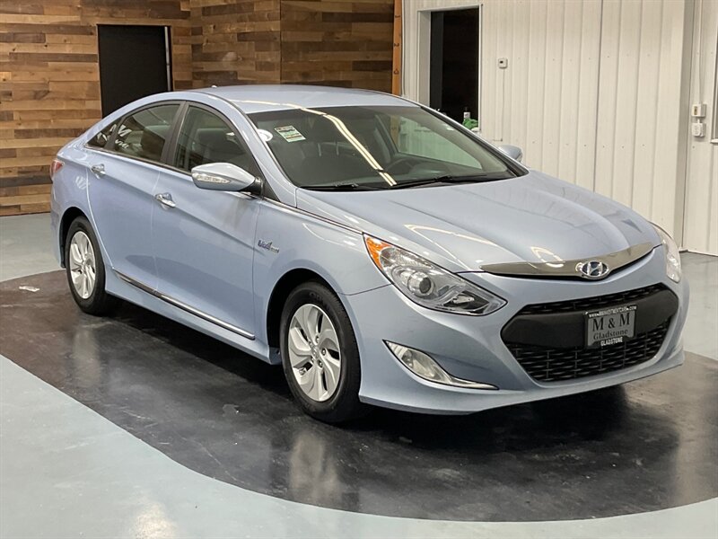 2014 Hyundai SONATA Hybrid   - Photo 2 - Gladstone, OR 97027