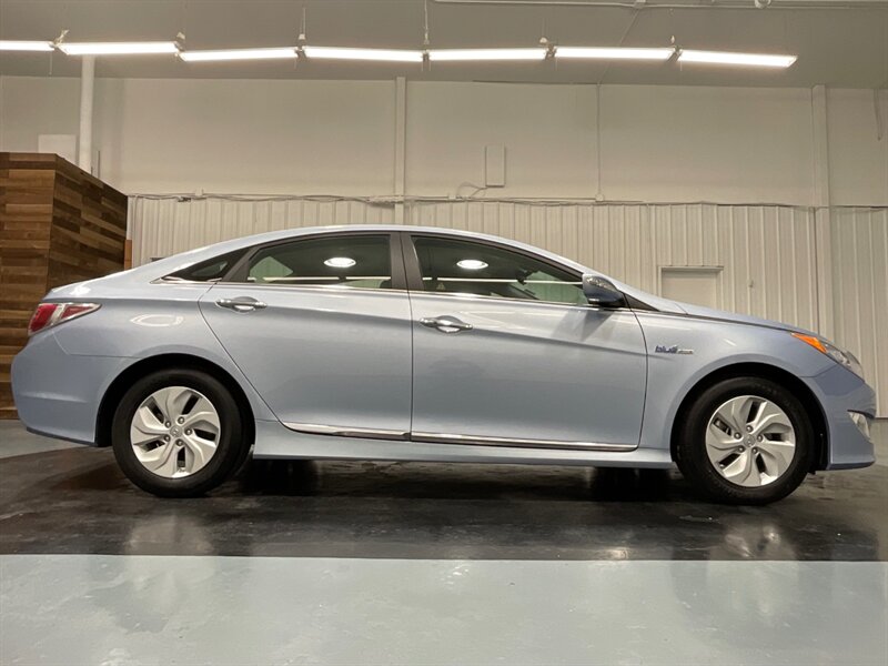 2014 Hyundai SONATA Hybrid   - Photo 4 - Gladstone, OR 97027