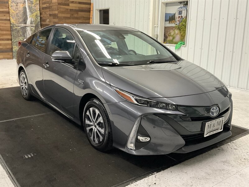 2021 Toyota Prius Prime Limited  / Excel Cond - Photo 2 - Gladstone, OR 97027