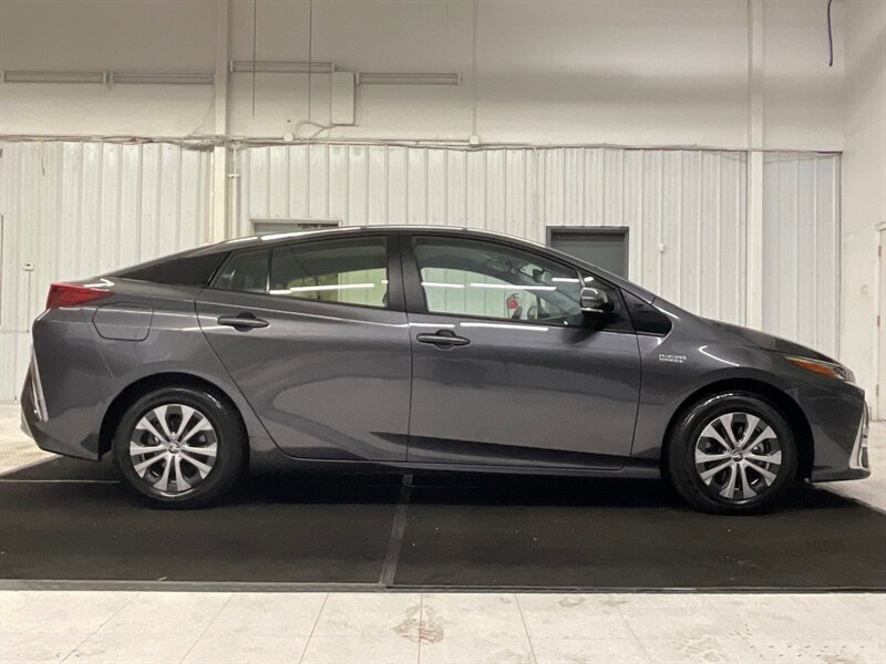 2021 Toyota Prius Prime Limited  / Excel Cond - Photo 4 - Gladstone, OR 97027