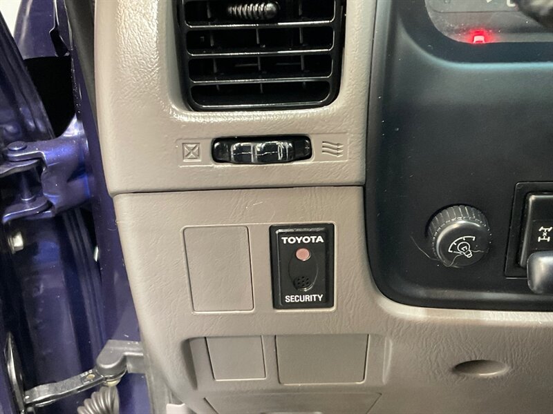 2001 Toyota 4Runner SR5 Sport Utility 4X4 / 3.4L V6 / 118K MILES  / ZERO RUST / SUNROOF / FRESH TIMING BELT SERVICE DONE - Photo 15 - Gladstone, OR 97027