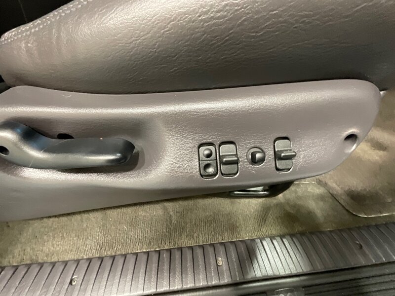 2001 Dodge Ram 2500 Laramie 4X4 5.9L DIESEL / NEW WHEELS & TIRES / Leather Seats / Long Bed / ZERO RUST - Photo 38 - Gladstone, OR 97027