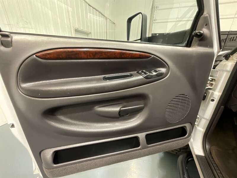 2001 Dodge Ram 2500 Laramie 4X4 5.9L DIESEL / NEW WHEELS & TIRES / Leather Seats / Long Bed / ZERO RUST - Photo 33 - Gladstone, OR 97027