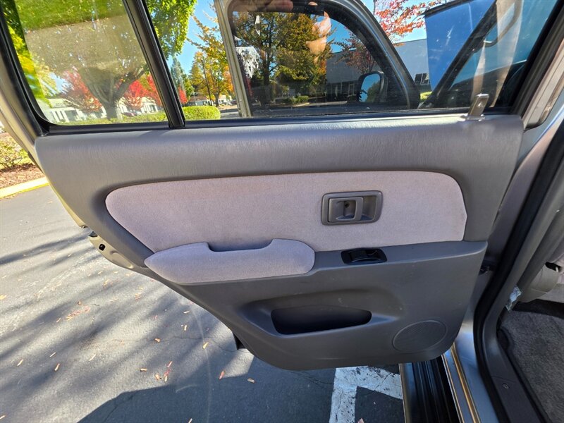 2001 Toyota 4Runner SR5 V6 / 4X4 / DIFF LOCK / TIMING BELT DONE / NEW TIRES / NEW LIFT / SERVICE RECORDS - Photo 41 - Portland, OR 97217