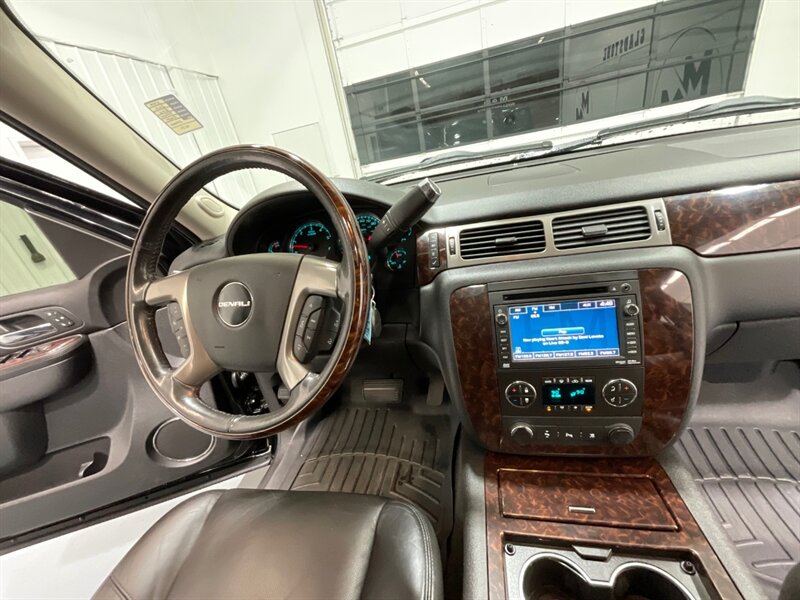 2011 GMC Yukon Denali 4X4 / 6.2L V8 / Leather DVD Player / LOCAL  / 3RD ROW SEAT - Photo 17 - Gladstone, OR 97027