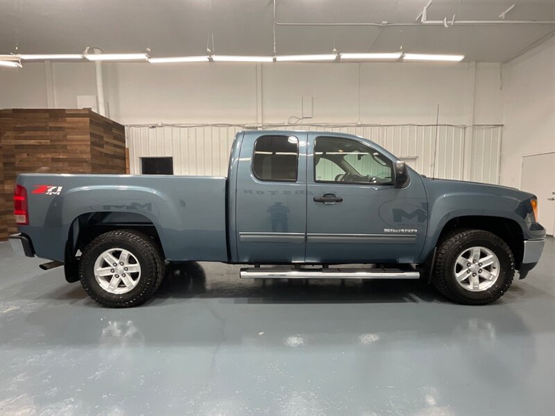 2011 GMC Sierra 1500 SLE Z71 OFF RD 4X4 / 5.3L V8 /1-OWNER / 70k MILES / ZERO RUST / Backup Camera / Leather Seats/ Z71 off rd pkg - Photo 4 - Gladstone, OR 97027