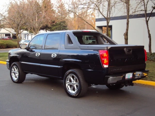 2004 Chevrolet Avalanche 1500   - Photo 3 - Portland, OR 97217