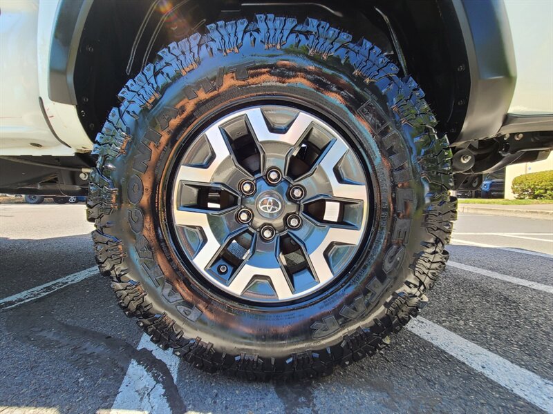 2019 Toyota Tacoma TRD Off-Road DOUBLE CAB 4X4 with CRAWL CONTRL  / LEATHER / NAVIGATION / BLIND SPOT / SUN ROOF / NEW LIFT + TIRES / 12K MLS - Photo 24 - Portland, OR 97217