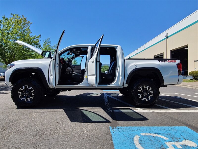 2019 Toyota Tacoma TRD Off-Road DOUBLE CAB 4X4 with CRAWL CONTRL  / LEATHER / NAVIGATION / BLIND SPOT / SUN ROOF / NEW LIFT + TIRES / 12K MLS - Photo 22 - Portland, OR 97217