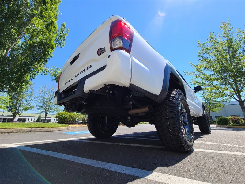 2019 Toyota Tacoma TRD Off-Road DOUBLE CAB 4X4 with CRAWL CONTRL  / LEATHER / NAVIGATION / BLIND SPOT / SUN ROOF / NEW LIFT + TIRES / 12K MLS - Photo 12 - Portland, OR 97217