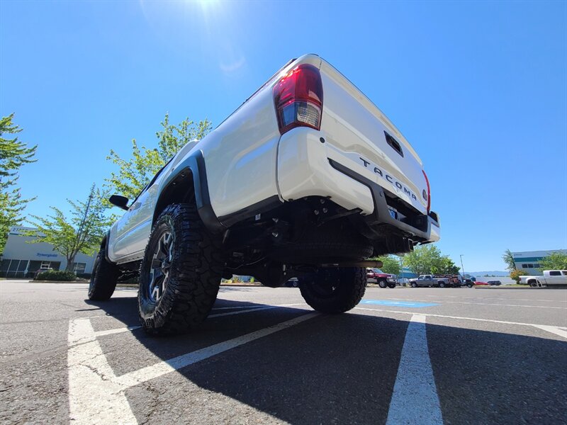 2019 Toyota Tacoma TRD Off-Road DOUBLE CAB 4X4 with CRAWL CONTRL  / LEATHER / NAVIGATION / BLIND SPOT / SUN ROOF / NEW LIFT + TIRES / 12K MLS - Photo 11 - Portland, OR 97217