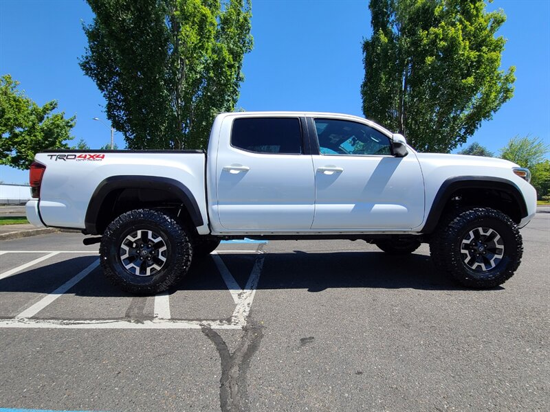 2019 Toyota Tacoma TRD Off-Road DOUBLE CAB 4X4 with CRAWL CONTRL  / LEATHER / NAVIGATION / BLIND SPOT / SUN ROOF / NEW LIFT + TIRES / 12K MLS - Photo 4 - Portland, OR 97217