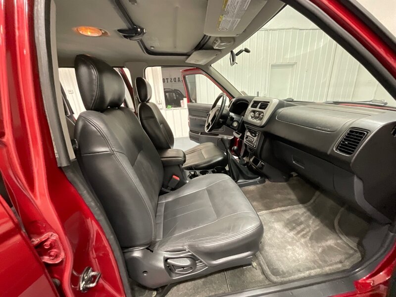 2001 Nissan Frontier SE Crew Cab 4X4 5-SPEED MANUAL /Leather/1-OWNER / TIMING BELT SERVICE ALREADY DONE - Photo 14 - Gladstone, OR 97027