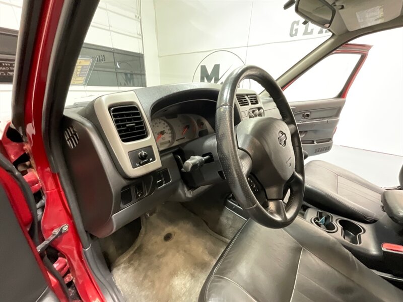 2001 Nissan Frontier SE Crew Cab 4X4 5-SPEED MANUAL /Leather/1-OWNER / TIMING BELT SERVICE ALREADY DONE - Photo 34 - Gladstone, OR 97027